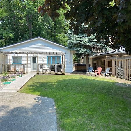 Cozy Cottage Retreat Lambton Shores Экстерьер фото