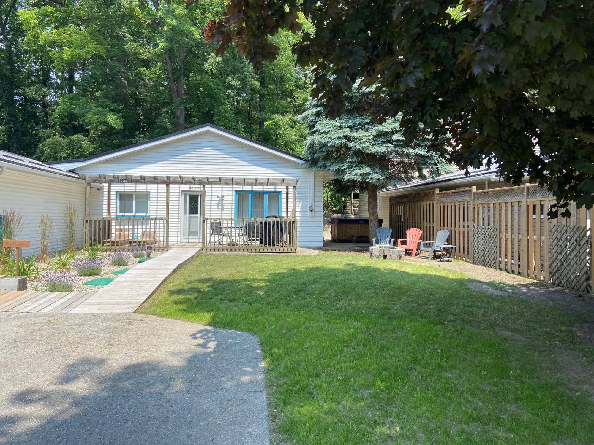 Cozy Cottage Retreat Lambton Shores Экстерьер фото